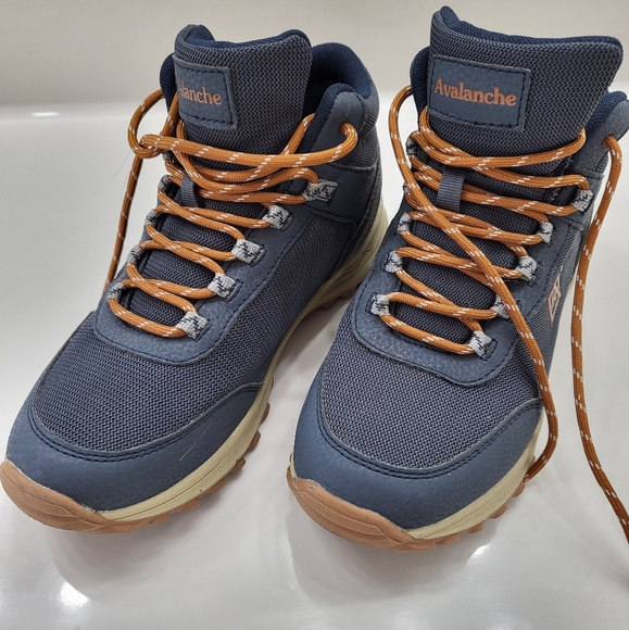 Avalanche Shoes - Womens Hiking Boots (sz 7)